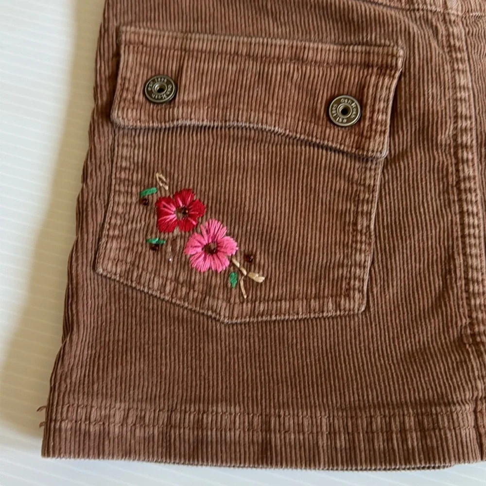 Oshkosh camel brown corduroy mini skirt, pockets - embroidered flowers. Size 7